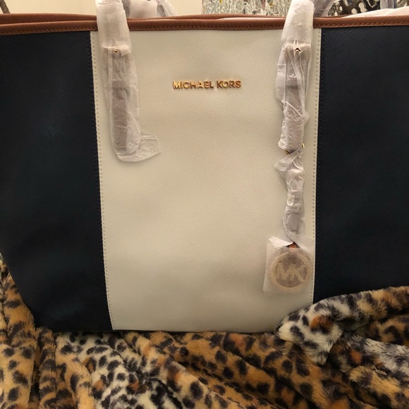 NEW Authentic Michael Kors Handbag❤️🙌🏼 - Picture 2 of 5